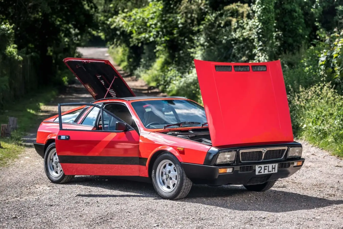 Lancia Montecarlo bonnet open