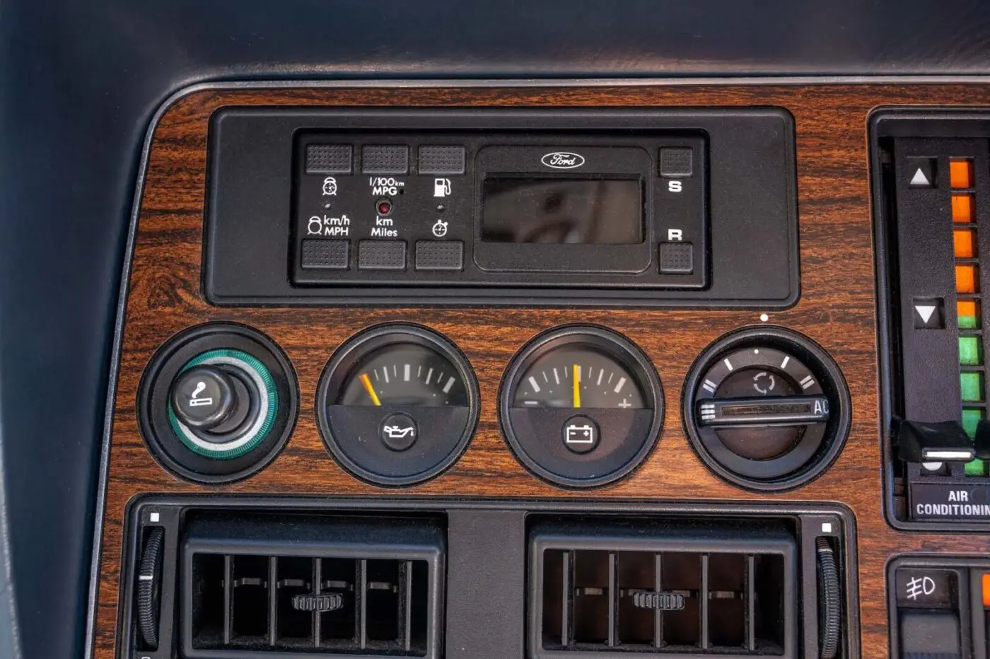 Ford Granada 1984 dashboard