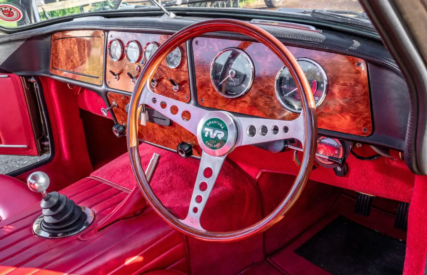 TVR Grantura dashboard